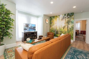 Televisión, chimenea, reproductor de DVD y oficina 