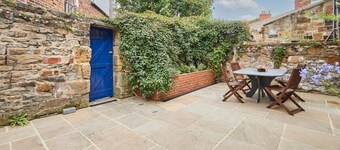 Host & Stay | Stone Row