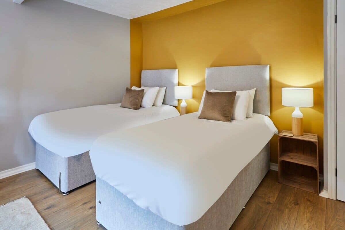 2 chambres, bureau, fer et planche à repasser, lit parapluie