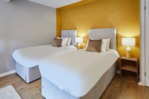 2 chambres, bureau, fer et planche à repasser, lit parapluie