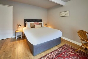 2 soverom, skrivebord, strykejern/-brett og reiseseng for barn