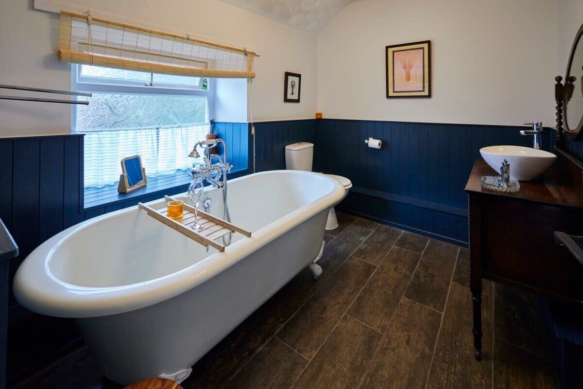 Bathtub, hair dryer, towels