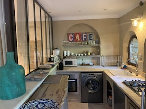 Een koelkast, een microgolfoven, een oven, een kookplaat