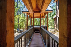 Outdoor spa tub - 2+ Bedroom New Modern cabin Loaded with AMENITIES! SLPS 8 (Broken Bow)