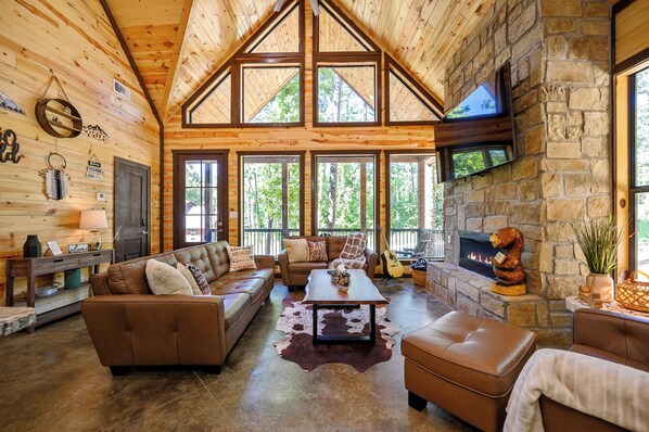 TV, fireplace - 2+ Bedroom New Modern cabin Loaded with AMENITIES! SLPS 8 (Broken Bow)