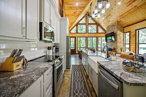 Microwave, oven, stovetop, dishwasher - 2+ Bedroom New Modern cabin Loaded with AMENITIES! SLPS 8 (Broken Bow)