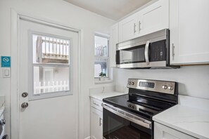 Kühlschrank, Ofen, Herdplatte, Wasserkocher mit Kaffee-/Teezubehör