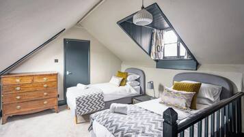 4 bedrooms, iron/ironing board, WiFi, bed sheets