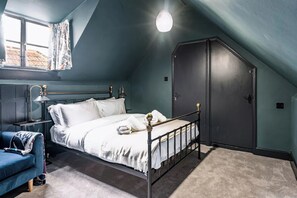 4 bedrooms, iron/ironing board, WiFi, bed sheets - Amazing views and close proximity to Manchester (Lees)