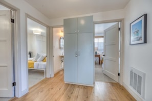 3 Schlafzimmer, Schreibtisch, Bügeleisen/Bügelbrett, Reisekinderbett