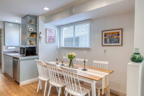 Dining - 221CL: Nicely Decorated Apartment Sleeps 8 (Avalon)