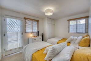 3 habitaciones, escritorio y tabla de planchar con plancha 