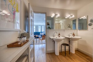 Hair dryer, towels - 221CL: Nicely Decorated Apartment Sleeps 8 (Avalon)