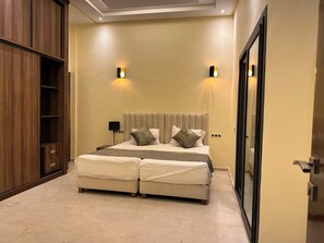 6 bedrooms, iron/ironing board, free WiFi