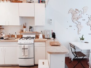 Fridge, oven, stovetop, coffee/tea maker