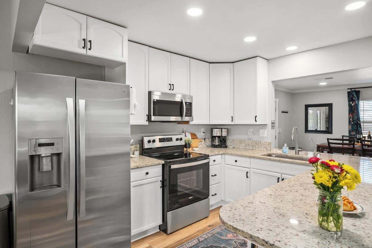 Coffee/tea maker, fridge, microwave, oven