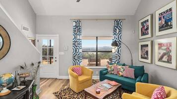 Een smart-tv en boeken