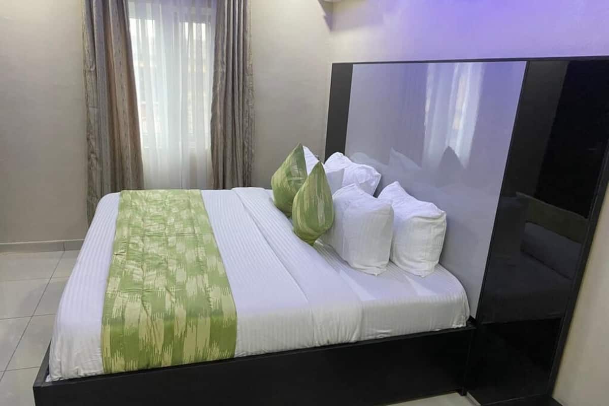 Royal Double Room Single Use | Individually furnished, desk, laptop workspace, free WiFi