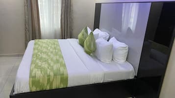 Quarto casal real de uso individual | Individualmente mobiliados, escrivaninha