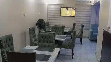 Café da manhã inglês todos os dias (USD 2 por pessoa)