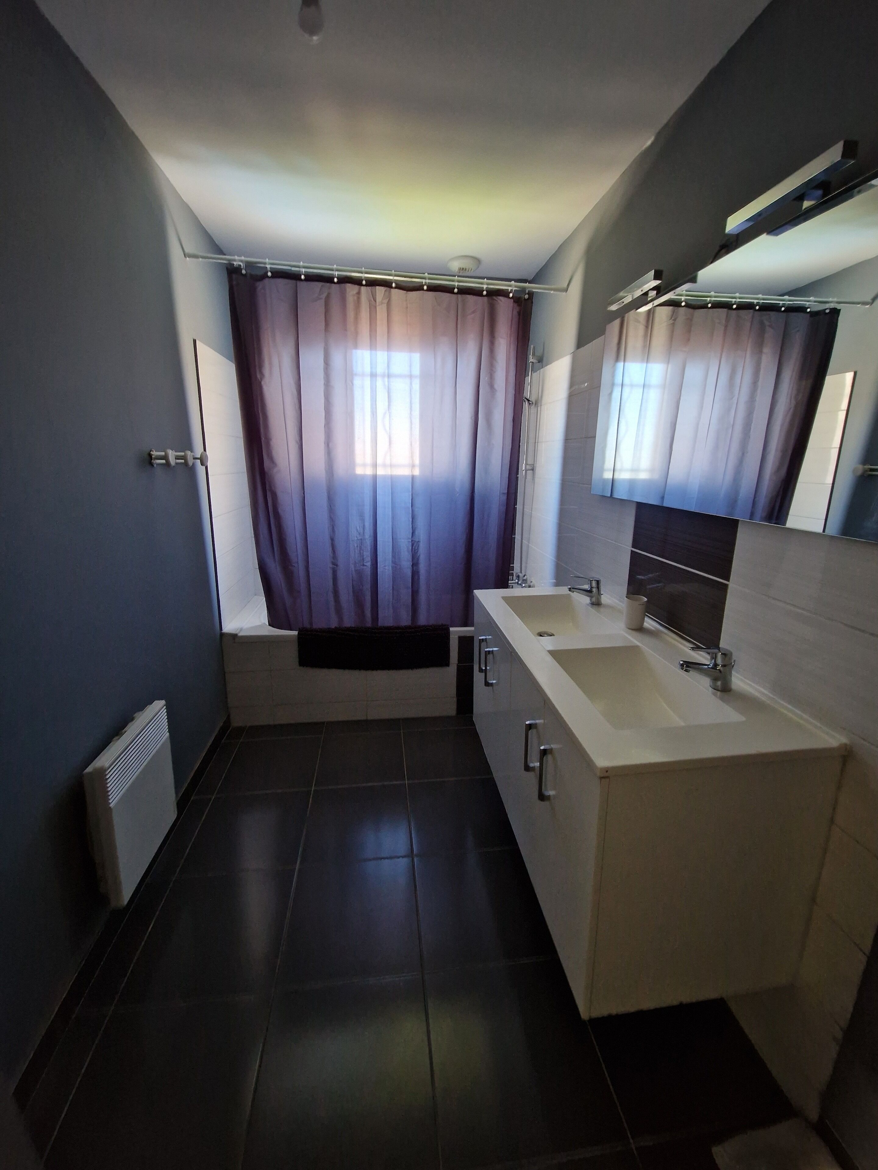 Bruser, hårtørrer, håndklæder, Toiletpapir