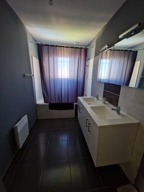 Regadera, secadora de cabello, toallas, papel de baño