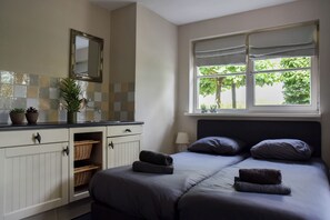 3 bedrooms, iron/ironing board, travel cot, WiFi - The Cosy Cottage: Villa with private sauna and hottub in large deciduous forest (Zeewolde)