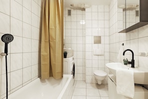 City appartement | Badkamer | Een haardroger, handdoeken, zeep, shampoo