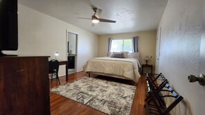 3 bedrooms, desk, iron/ironing board, free WiFi