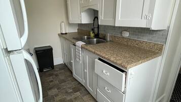 Refrigerador, microondas, cafetera y tetera y tostadora