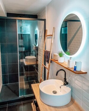 Shower, hair dryer, towels