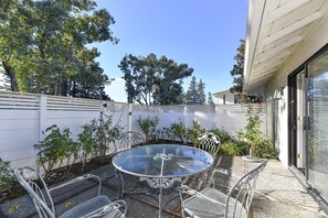 Condo, 1 Bedroom | Tempat makan luar