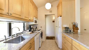 Condo, 2 Bedrooms | Private kitchen | Fridge, oven, coffee/tea maker, toaster