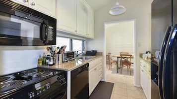 Condo, 2 Bedrooms | Private kitchen
