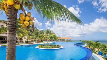 House, 4 Bedrooms | Kolam renang