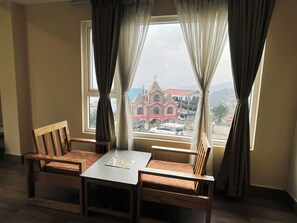 1 kamar tidur, seprai premium, busa memori, dan meja kerja