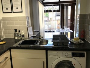 Comfort House, Private Bathroom (Fieldside) | Shared kitchen