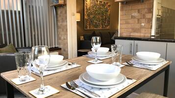 Nhà tiện nghi đơn giản, phòng tắm riêng (Fieldside) | Khu ăn uống