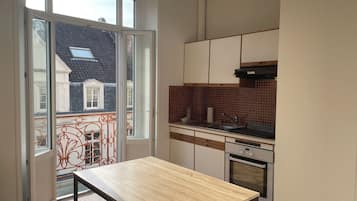 Fridge, oven, stovetop, coffee/tea maker