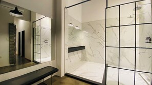 Dusche, Haartrockner, Bidet, Handtücher