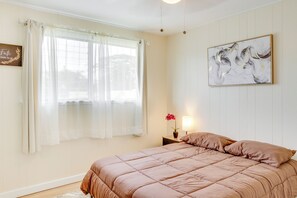 2 bedrooms, desk, WiFi, bed sheets