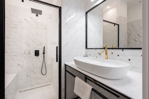 Bathroom - Astoria Boutique Suites - by BQA (Budapest)