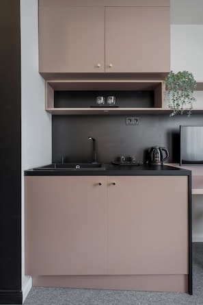 Standard Room | Private kitchen | Electric kettle - Astoria Boutique Suites - by BQA (Budapest)