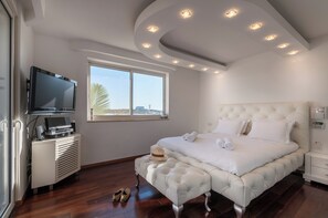 5 bedrooms, iron/ironing board, WiFi, bed sheets - Villa with Pool - Next the Beach (Herzliya)