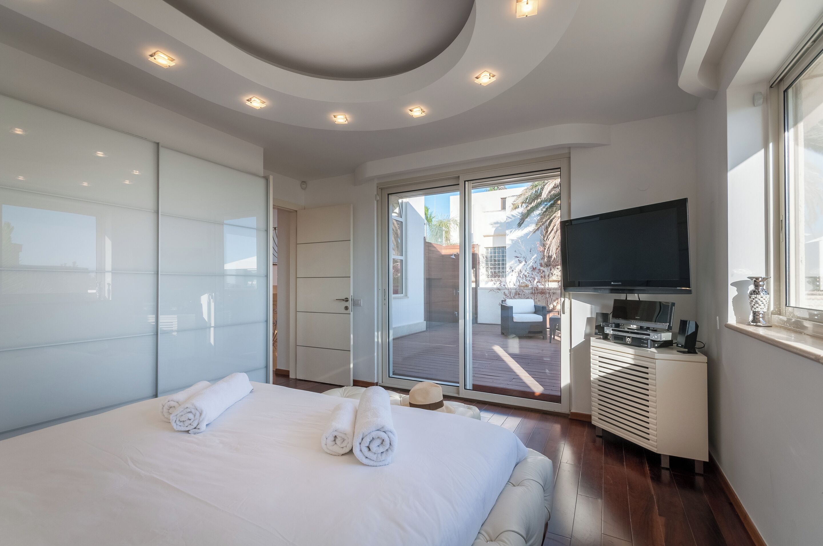 5 bedrooms, iron/ironing board, WiFi, bed sheets