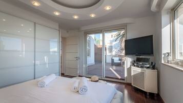 5 bedrooms, iron/ironing board, WiFi, bed sheets