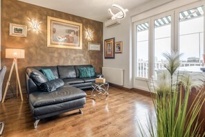 Exclusief appartement | Woonruimte | Een 80-cm flatscreentelevisie met kabelzenders en vloerwarming
