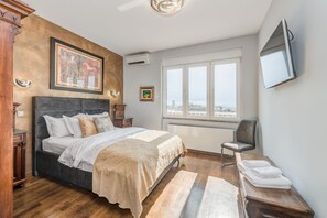 Grand Suite, 3 Bedrooms, with Square View and Terrace