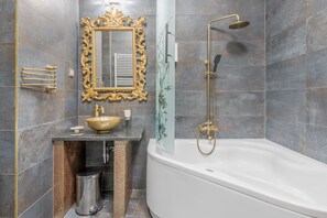 Grand Suite, 3 Bedrooms, with Square View and Terrace | Salle de bain | Baignoire profonde, douche cascade, articles de toilette (gratuits)