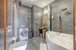 Grand Suite, 3 Bedrooms, with Square View and Terrace | Salle de bain | Baignoire profonde, douche cascade, articles de toilette (gratuits)